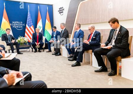 Le président Donald J. Trump, accompagné du conseiller à la sécurité nationale Robert O’Brien, adjoint au président et chef de cabinet par intérim Mick Mulvaney et adjoint au président de la politique économique Larry Kudlow, Rencontre avec le Président du Gouvernement régional du Kurdistan Nechirvan Barzani lors de la 50ème réunion annuelle du Forum économique mondial le mercredi 22 janvier 2020 au Centre des Congrès de Davos à Davos, Suisse. Le président Trump à Davos Banque D'Images