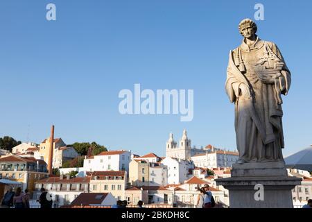 Saint Vincent, statue à Miraduro de Santa Luzia, célèbre point de vue de Lisbonne, Portugal, avec église che de Sao Vincente de Fora sur fond Banque D'Images