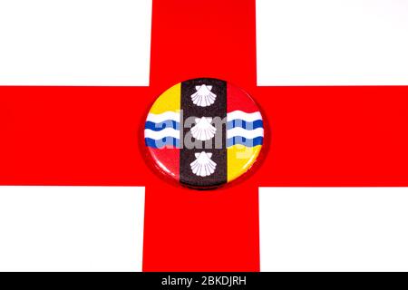 Un badge représentant le drapeau du comté anglais de Bedfordshire photographié sur le drapeau anglais. Banque D'Images