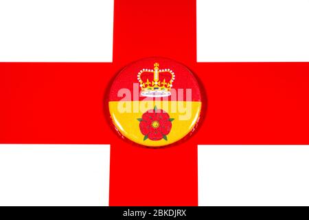 Un badge représentant le drapeau du comté anglais du Hampshire photographié sur le drapeau anglais. Banque D'Images