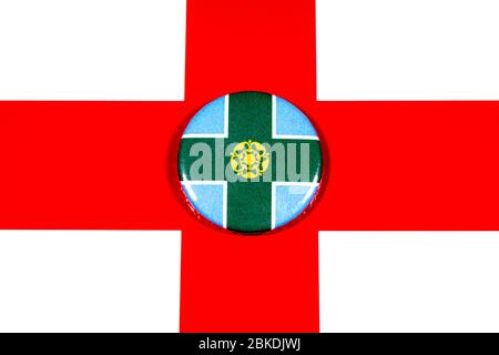 Un badge représentant le drapeau du comté anglais du Derbyshire photographié sur le drapeau anglais. Banque D'Images