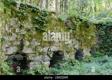 Ruines de fours historiques de chaux Banque D'Images