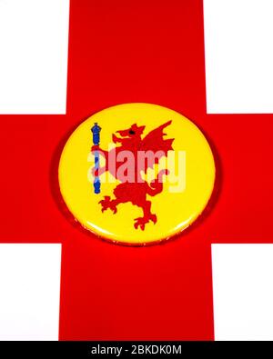 Un badge représentant le drapeau du comté anglais de Somerset photographié au-dessus du drapeau anglais. Banque D'Images