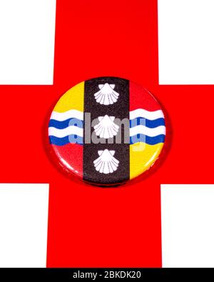 Un badge représentant le drapeau du comté anglais de Bedfordshire photographié sur le drapeau anglais. Banque D'Images