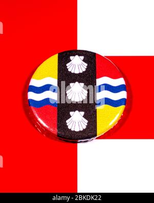 Un badge représentant le drapeau du comté anglais de Bedfordshire photographié sur le drapeau anglais. Banque D'Images