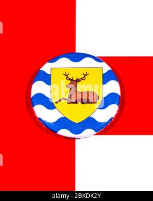 Un badge représentant le drapeau du comté anglais de Hertfordshire photographié sur le drapeau anglais. Banque D'Images