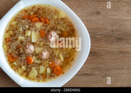 Soupe claire avec légumes et boulettes de viande. Vue de dessus. Banque D'Images