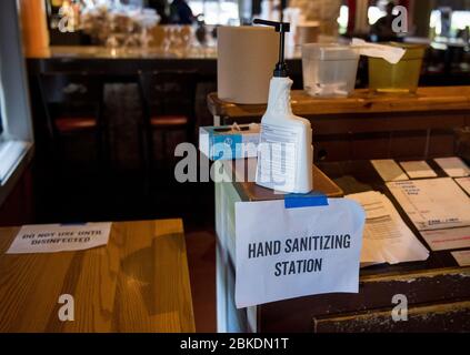 Lake Jackson, États-Unis. 3 mai 2020. Un poste de désinfection des mains peut être vu à l'entrée d'un restaurant Chili's au lac Jackson, Texas, le dimanche 3 mai 2020. Les restaurants du Texas ont été autorisés à rouvrir leurs salles de plongée à 25% de capacité à partir du 1 mai alors que l'État a commencé à assouplir les restrictions basées sur COVID-19. Photo de Trask Smith/UPI crédit: UPI/Alay Live News Banque D'Images