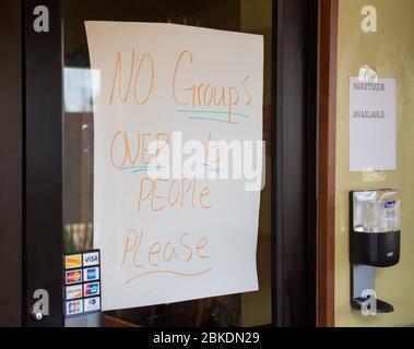 Lake Jackson, États-Unis. 3 mai 2020. Une pancarte à la porte d'un restaurant Denny's situé à Lake Jackson, Texas, permet aux clients de savoir qu'aucun groupe de plus de six personnes ne peut manger dans la salle à manger le dimanche 3 mai 2020. Les restaurants du Texas ont été autorisés à rouvrir leurs salles de plongée à 25% de capacité à partir du 1 mai alors que l'État a commencé à assouplir les restrictions basées sur COVID-19. Photo de Trask Smith/UPI crédit: UPI/Alay Live News Banque D'Images