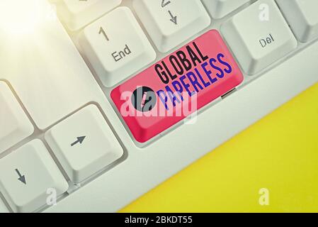 Note écrite montrant Global Paperless. Concept commercial pour aller aux méthodes technologiques comme la messagerie électronique au lieu de papier Banque D'Images