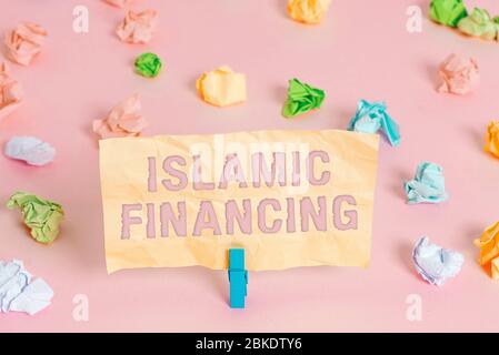 Note écrite montrant le financement islamique. Concept d'affaires pour l'activité bancaire et l'investissement qui est conforme aux papiers froissés de couleur sharia vide r Banque D'Images