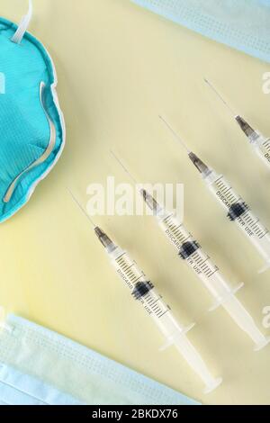 injection sur une table avec des médicaments et un test sanguin du coronavirus. Concept de vaccin. Banque D'Images