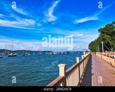 La promenade Changi à Singapour est un sentier de randonnée de 2,6 km le long de la côte de changi et à proximité du club de voile. Banque D'Images