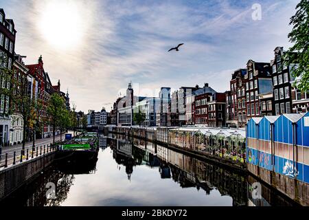 Amsterdam, Pays-Bas. 3 mai 2020. Les canaux vides et désertés pendant la quarantaine imposée par le gouvernement en raison de la pandémie du virus corona.une récession économique en cas de catastrophe est attendue en raison des affaires fermées et des magasins en raison du verrouillage au milieu des préoccupations covid19. Crédit: SOPA Images Limited/Alay Live News Banque D'Images