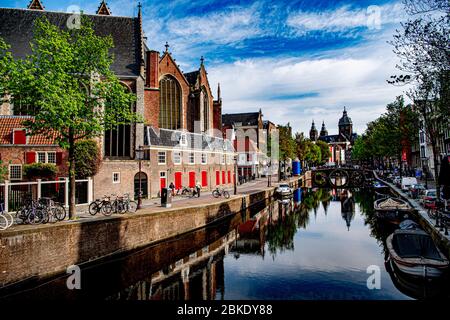 Amsterdam, Pays-Bas. 3 mai 2020. Les canaux vides et désertés pendant la quarantaine imposée par le gouvernement en raison de la pandémie du virus corona.une récession économique en cas de catastrophe est attendue en raison des affaires fermées et des magasins en raison du verrouillage au milieu des préoccupations covid19. Crédit: SOPA Images Limited/Alay Live News Banque D'Images