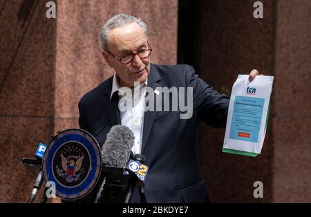 New York, États-Unis. 3 mai 2020. Le sénateur américain Chuck Schumer demande DES mesures POUR arrêter les prêteurs prédateurs ciblant les consommateurs désespérés et les petites entreprises sur la 3ème Avenue. Les requins avides de prêts vus avec un prêt à couper le souffle avec des taux jusqu'à 800%. Le sénateur protège les gens qui ont besoin de fonds d'urgence de ce type de prêteurs. Le sénateur affiche une annonce de l'un de ces prêteurs. (Photo de Lév Radin/Pacific Press) crédit: Agence de presse du Pacifique/Alay Live News Banque D'Images