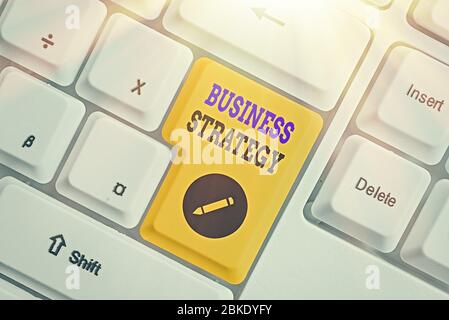 Texte d'écriture Stratégie commerciale. Plan conceptuel de jeu de gestion de photo pour atteindre l'objectif ou l'objectif souhaité Banque D'Images