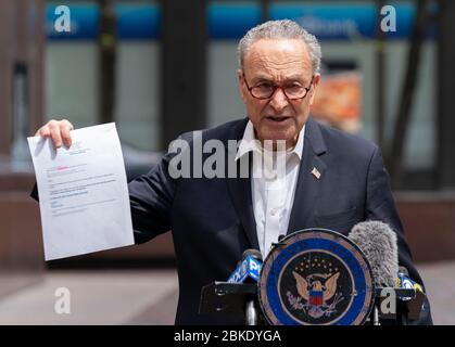 New York, États-Unis. 3 mai 2020. Le sénateur américain Chuck Schumer demande DES mesures POUR arrêter les prêteurs prédateurs ciblant les consommateurs désespérés et les petites entreprises sur la 3ème Avenue. Les requins avides de prêts vus avec un prêt à couper le souffle avec des taux jusqu'à 800%. Le sénateur protège les gens qui ont besoin de fonds d'urgence de ce type de prêteurs. Le sénateur affiche une annonce de l'un de ces prêteurs. (Photo de Lév Radin/Pacific Press) crédit: Agence de presse du Pacifique/Alay Live News Banque D'Images