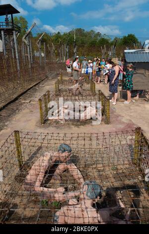 Groupe de touristes dans le musée Phuquoc Coconut prison, Vietnam Banque D'Images