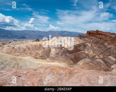 Collines dorées, orange et brunes de Zabriskie point dans les blaids du désert chaud du parc national de la Vallée de la mort, Californie, États-Unis Banque D'Images