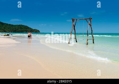 Touristes prenant Selfie sur Paradise Beach Bai Sao, Phu Quoc, Vietnam Banque D'Images