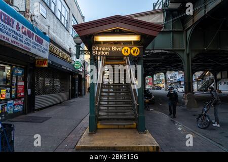 NEW YORK, NY - 03 MAI 2020: Astoria Ditmars Blvd. Station de métro au milieu de la pandémie de coronavirus Banque D'Images