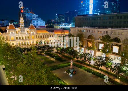 Statue de Ho Chi Minh et hôtel de ville la nuit Banque D'Images