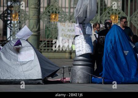 Turin, Italie. 3 mai 2020. Une vue montre certaines personnes qui protestent contre le verrouillage avec une occupation illégale dans Turin déserte sur la Piazza Castello le 3 mai en Italie, pendant le verrouillage du pays visant à freiner la propagation de l'infection COVID-19, causée par le nouveau coronavirus. (Photo d'Alberto Gandolfo/Pacific Press) crédit: Agence de presse du Pacifique/Alay Live News Banque D'Images