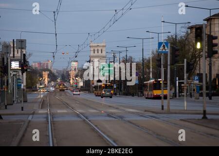 Varsovie, Pologne. 20 avril 2020. Vue sur la rue Aleje Jerozolimskie pendant le verrouillage.en raison des restrictions de coronavirus sur les mouvements, les bars et les restaurants sont fermés et les rues des villes polonaises sont dépeuplées. Crédit: Karol Serewis/SOPA Images/ZUMA Wire/Alay Live News Banque D'Images