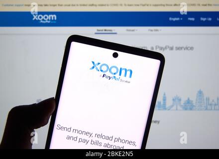 Montréal, Canada - 2 mai 2020 : XOOM mobile app and logo. XOOM est PayPal Service de transfert électronique de fonds qui permet aux consommateurs d'envoyer de l'argent, payer Banque D'Images