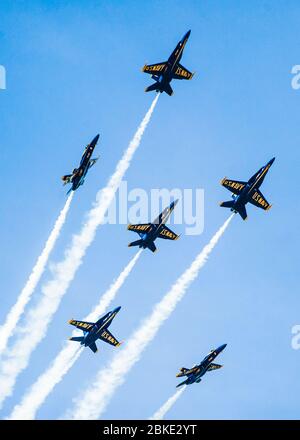 200401-N-YO638-1518 NAS Pensacola, FL (avr. 1, 2020)l'escadron de démonstration de vol de la Marine américaine, les Blue Angels, effectue la manœuvre de fleur de lis lors d'un vol d'entraînement à la base aérienne navale de Pensacola. Les Blue Angels mènent une formation de printemps à NAS Pensacola pour maintenir leur préparation à la saison du spectacle de 2020. (ÉTATS-UNIS Photo marine par Mass Communication Specialist 2ème classe Cody Hendrix/libéré) Banque D'Images