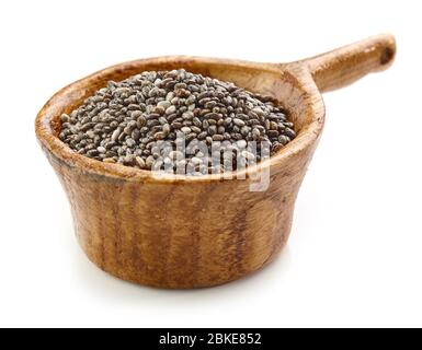 graines de chia dans la tasse en bois isolées sur fond blanc Banque D'Images