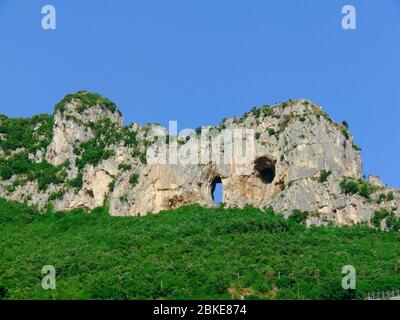 Trou de roche dans le mont Pertuso le long de la côte amalfitaine en Campanie Banque D'Images
