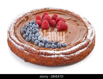 gâteau au fromage caramel fraîchement cuit isolé sur fond blanc Banque D'Images