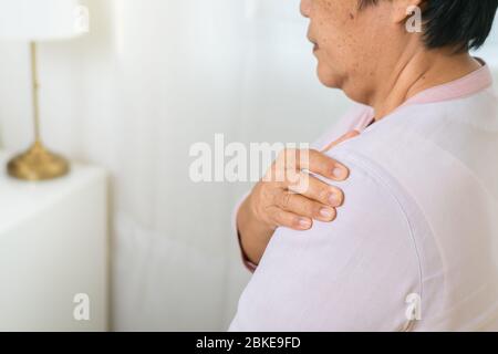 douleur de cou et d'épaule de la vieille femme, problème de santé de concept senior Banque D'Images