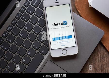 Service américain axé sur l'emploi et les entreprises la page de connexion de LinkedIn aux applications mobiles est visible sur un smartphone. Banque D'Images