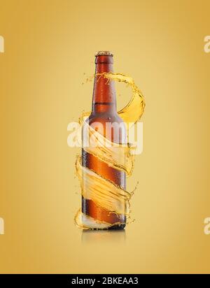 Bouteille de bière avec gouttes d'eau et éclaboussures en spirale autour de la bouteille. Banque D'Images