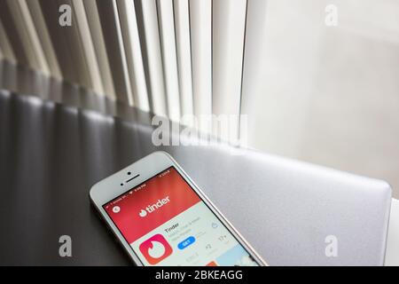 L'icône de l'application mobile Tender est visible sur l'App Store sur un iPhone. Tinder est une application de réseautage et de rencontres en ligne. Banque D'Images