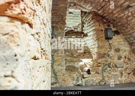 Vieux mur en pierre et plafond de la voûte dans le sous-sol de l'ancien bâtiment Banque D'Images