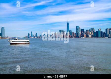 Vue panoramique de Lower Manhattan, le quartier des nageoires de New York avec le One World Trade Center vu depuis un bateau. Banque D'Images