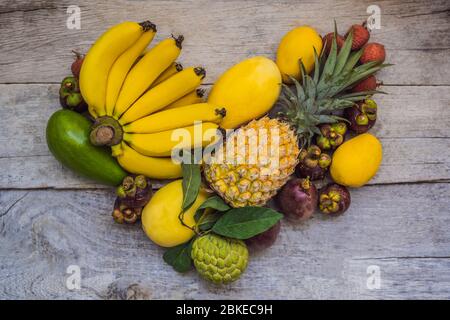 Coeur fait de nombreux fruits sur fond de bois Banque D'Images