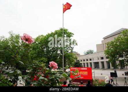 (200504) -- BEIJING, 4 mai 2020 (Xinhua) -- une cérémonie de levée de drapeau a lieu pour marquer la Journée chinoise de la jeunesse à l'Université de Pékin à Beijing, capitale de la Chine, 4 mai 2020. (Xinhua/Zhang Chenlin) Banque D'Images