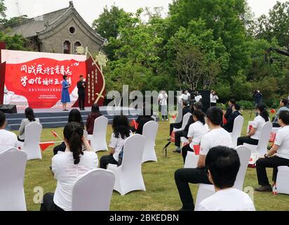 (200504) -- BEIJING, 4 mai 2020 (Xinhua) -- un récital de poème est organisé pour marquer la Journée chinoise de la jeunesse à l'Université de Pékin à Beijing, capitale de la Chine, 4 mai 2020. (Xinhua/Zhang Chenlin) Banque D'Images