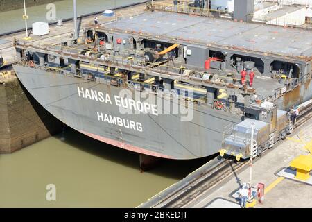 Stern d'un navire passant par l'écluse de Miraflores sur le canal de Panama, panama Banque D'Images