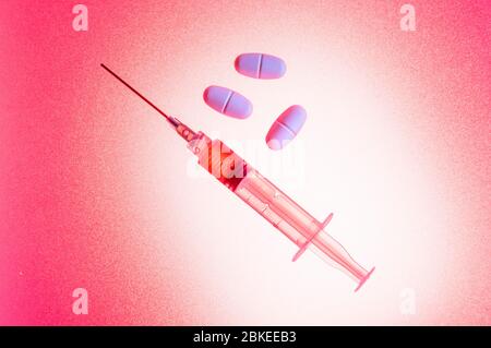 Médicaments et Heilgarditel - la recherche est en cours à haute pression sur un vaccin contre le coronavirus. Par rapport au SRAS-COV-2, au moins 115 projets de vaccins ont commencé. L'Organisation mondiale de la santé A payé 102 le 30 avril 2020. Il existe également un certain nombre d'autres projets de diverses entreprises et instituts. | utilisation dans le monde entier Banque D'Images