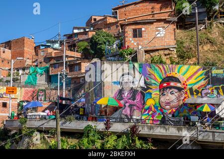 Medellin - Colombie - 10. Janvier 2020: Vue sur un quartier pauvre avec Graffiti dans les collines au-dessus de Medellin, Colombie Banque D'Images