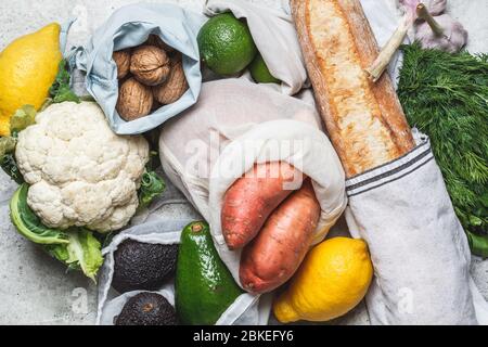 Concept zéro déchet. Légumes frais dans des sacs écologiques en coton. Sans plastique. Banque D'Images