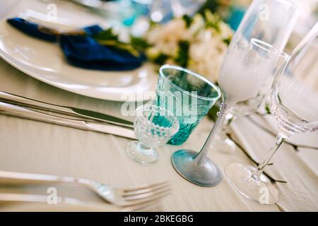 Table pour un dîner de mariage en gros plan. Des verres à champagne et à vin vintage sont mis sur la table des fêtes. Table de banquet pour un mariage Banque D'Images