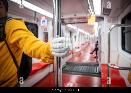 Milan - Cadorna station de métro le premier jour de la phase 2 de l'urgence de Coronavirus. Les gens portent des gants obligatoires sur le métro (Marco Passaro/Fotogramma, - 2020-05-04) p.s. la foto e' utilizzabile nel rispetto del contento in cui e' stata, e senza intento diffamatorio del decoro delle persone rappresentate Banque D'Images