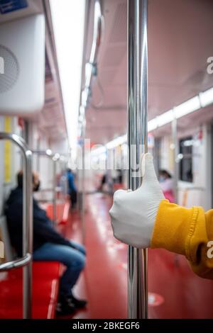 Milan - Cadorna station de métro le premier jour de la phase 2 de l'urgence de Coronavirus. Les gens portent des gants obligatoires sur le métro (Marco Passaro/Fotogramma, - 2020-05-04) p.s. la foto e' utilizzabile nel rispetto del contento in cui e' stata, e senza intento diffamatorio del decoro delle persone rappresentate Banque D'Images